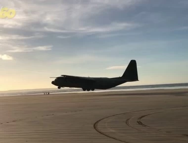 Δείτε ένα θηριώδες C-130 να προσγειώνεται σε… παραλία (βίντεο)